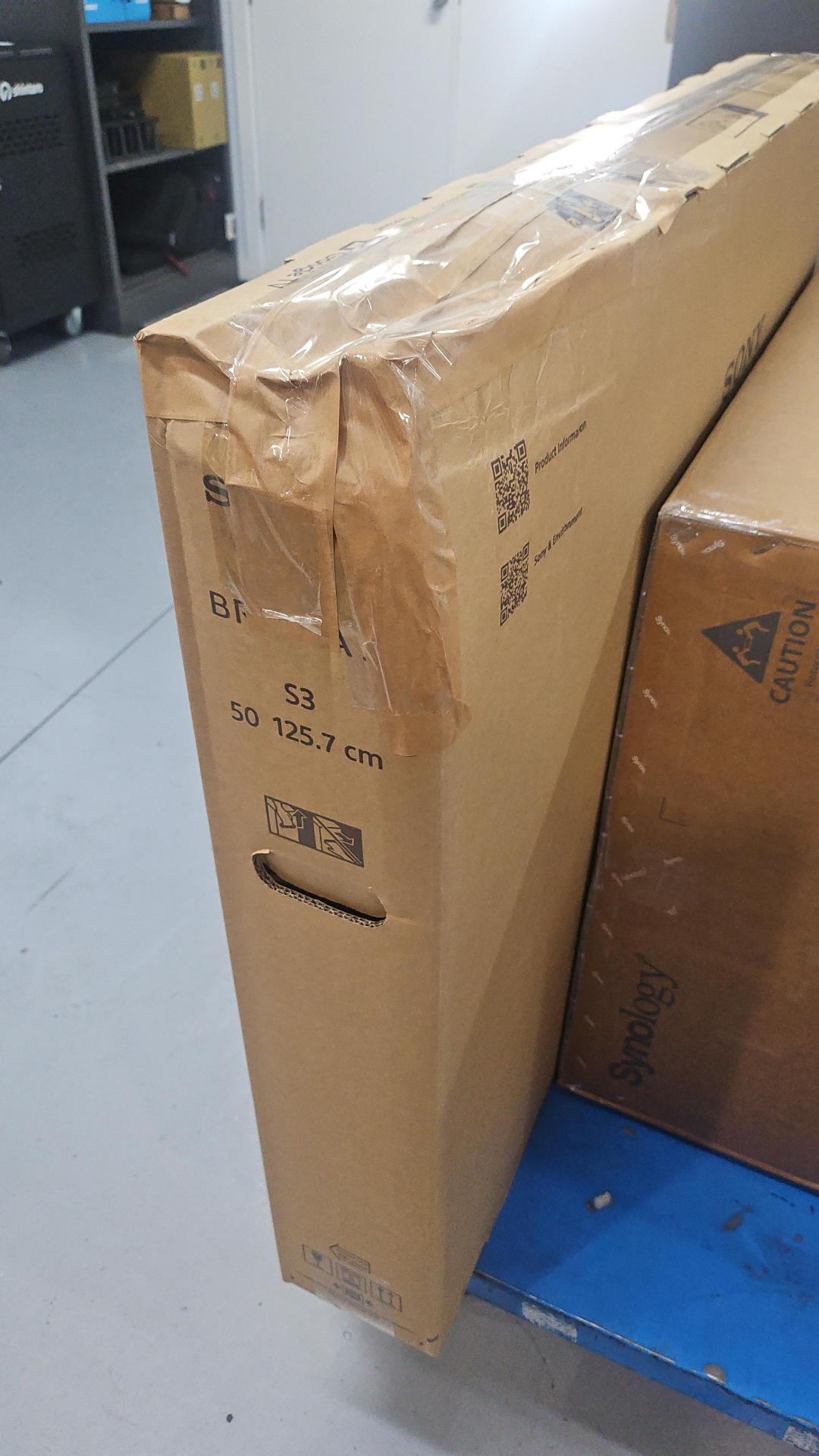 BOX DAMAGED Lenovo ThinkVision E27-40 27" WLED IPS FHD (16:9), HDMI, DP, VGA, PIVOT,H/ADJ, 3YR (box damaged)